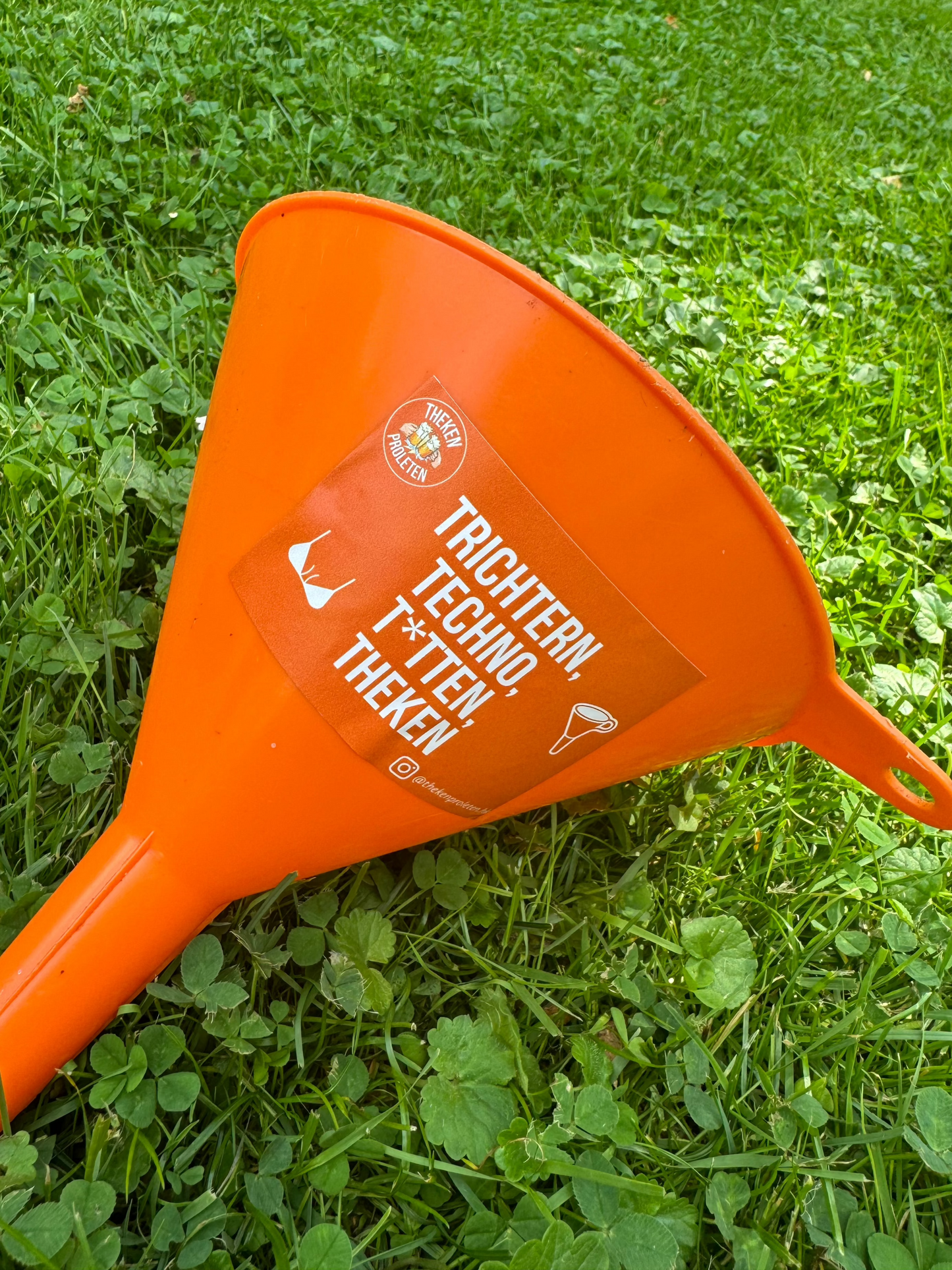 Sticker "TRICHTERN, TECHNO, TITTEN THEKEN"