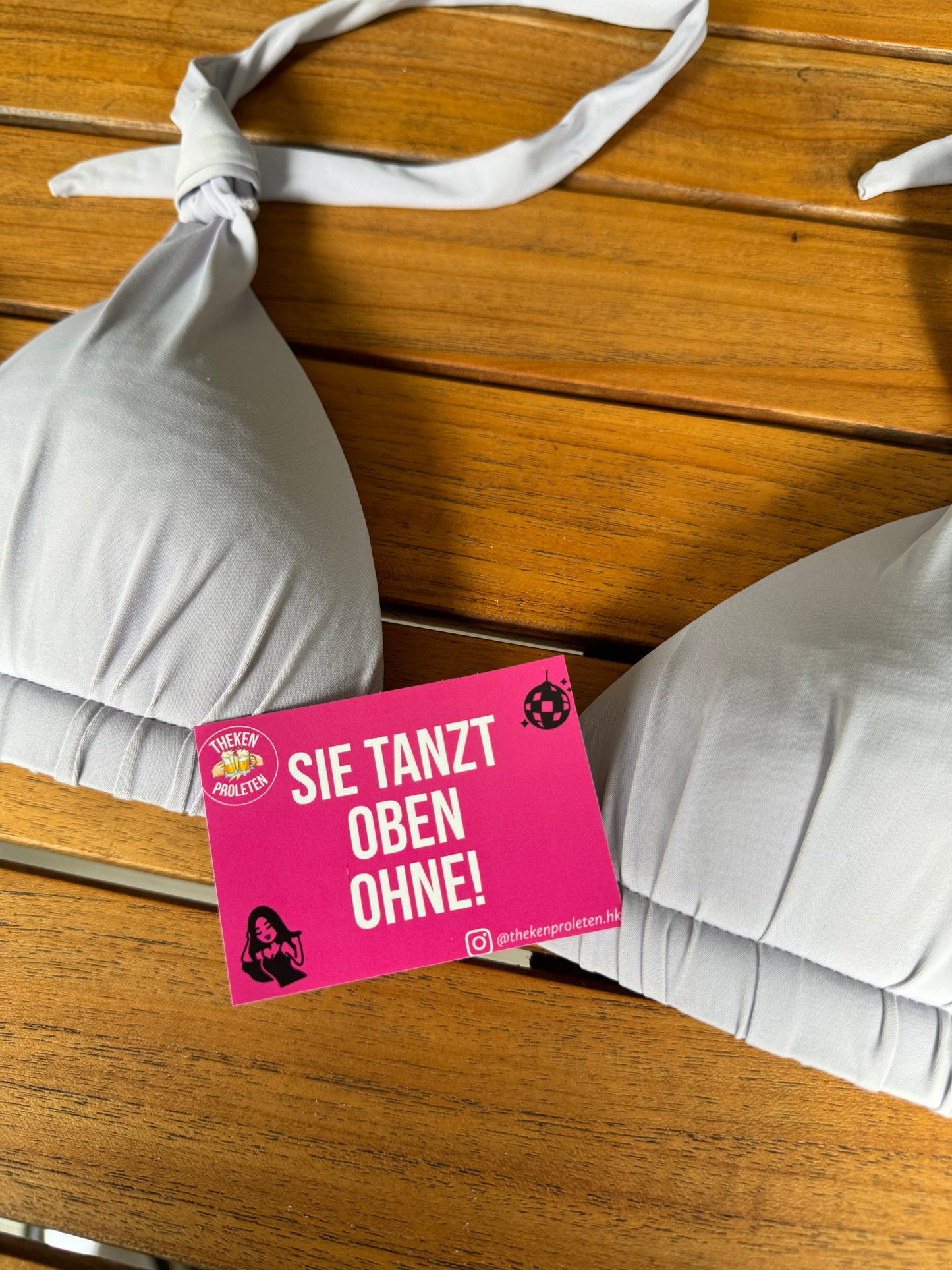 Sticker "SIE TANZT OBEN OHNE!"