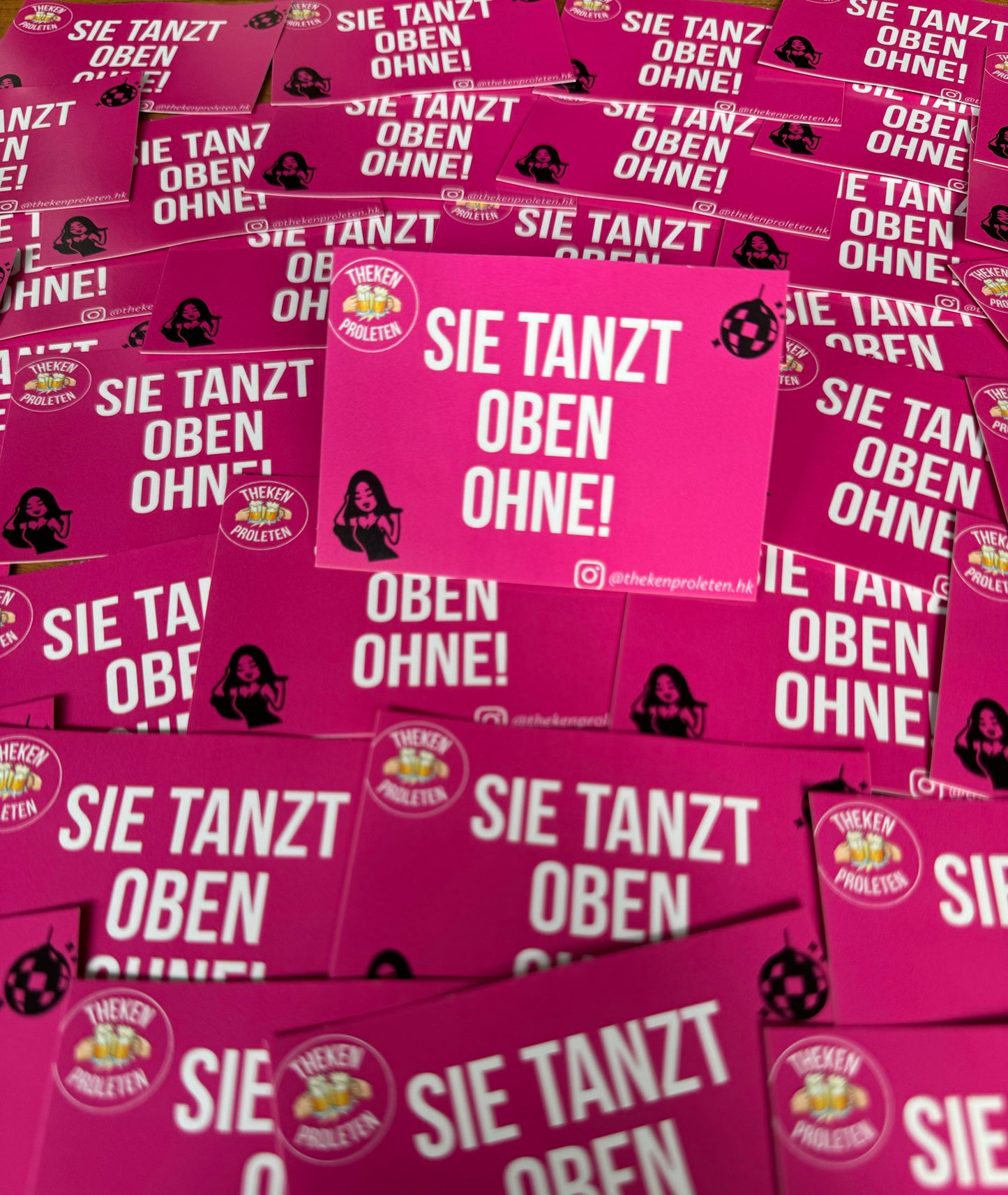 Sticker "SIE TANZT OBEN OHNE!"